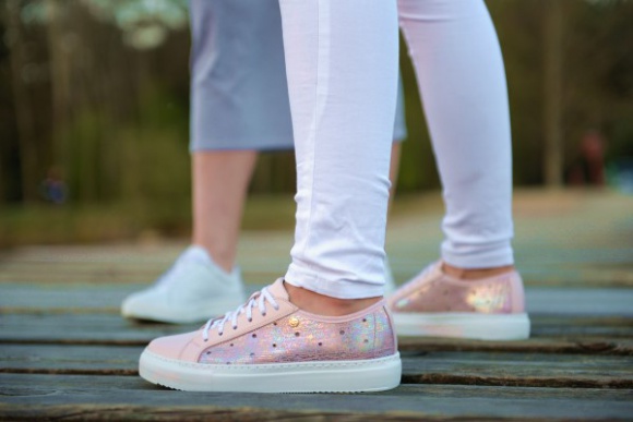 Błysk i sportowa wygoda LIFESTYLE, Moda - W tym sezonie kobiety zamienią obcasy na płaskie podeszwy. Na ulicach królować będą wygodne buty z naturalnych materiałów. Elegancji dodadzą im połyskujące kolory – złoto, srebro, czerń lub klasyczna biel.