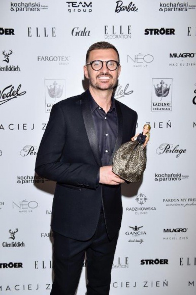 Barbie® w kreacji od Macieja Zienia LIFESTYLE, Moda - Barbie®, ponadczasowa i najbardziej znana na świecie lalka, ikona popkultury i jedna z najpopularniejszych fashionistek, po raz pierwszy wystąpiła w kreacji od polskiego projektanta. Wieczorową suknię, inspirowaną najnowszą kolekcją „Mojo”, przygotował dla niej Maciej Zień.