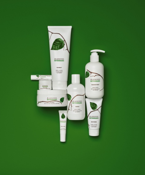 Arbonne Botaniques – Esencja najwspanialszych darów natury LIFESTYLE, Uroda - Wyrusz w podróż po tropikalnych zapachach. Dzięki najnowszej kolekcji będziesz mogła wybrać się na przechadzkę po sadzie, zaczerpnąć drzemki na łące pełnej kwiatów lub relaksującej kąpieli pod wodospadem.