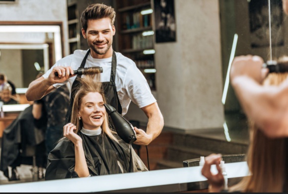 Polki u fryzjera. Jak dbamy o swoje włosy? LIFESTYLE, Uroda - Kobiety po czterdziestym roku życia chodzą do fryzjera znacznie częściej niż dwudziestoparolatki, a profesjonalne produkty do pielęgnacji włosów kupuje coraz więcej Polek - wynika z badania „Klientki salonów fryzjerskich” przeprowadzonego na zlecenie Polwell i JBS Goldwell.