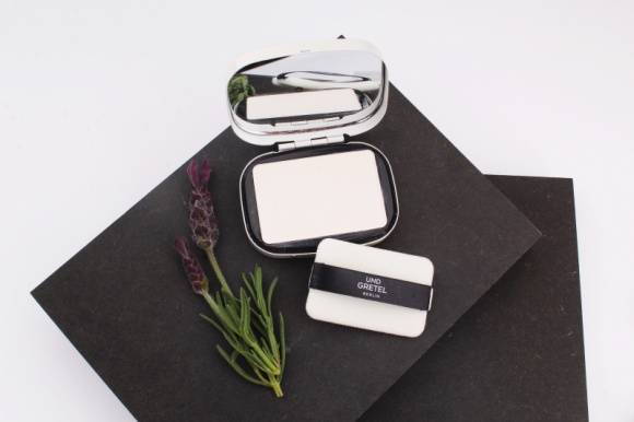 4 pytania do wizażystki o konturowanie twarzy LIFESTYLE, Uroda - Modelowanie twarzy za pomocą gry światła i cienia to element sztuki wizażu, który na co dzień stosuje coraz więcej kobiet. W jaki sposób nadać twarzy odpowiednie proporcje, optycznie ją wyszczuplić oraz ukryć mankamenty? Radzi Anna Lohmann, wizażystka marki Und Gretel.