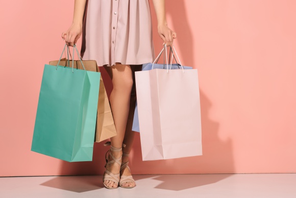 Markowe stylizacje w zawrotnie niskich cenach. Gdzie szukać modowych perełek? LIFESTYLE, Moda - Fenty Puma by Rihanna, Acne Studios czy Valentino? Jak wyposażyć swoją szafę w kolekcje, które ze sklepowych półek znikały w mgnieniu oka i do tego nie zbankrutować? Z pomocą przychodzą internetowe secondhandy i outlety! Sprawdźcie ich ofertę.