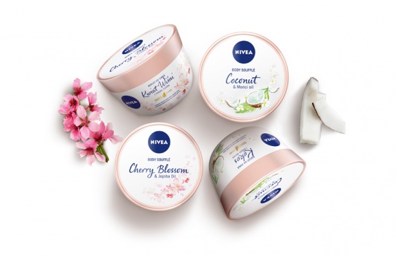 Perełki olejków zamknięte w nowych Sufletach do ciała NIVEA LIFESTYLE, Uroda - Nasza skóra bywa wymagająca, a dodatkowo lubi być rozpieszczana. Chcemy, aby zawsze była jedwabiście gładka, intensywnie odżywiona i nawilżona, a przy tym bosko pachniała.