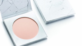 Wegański puder IUNO Cosmetics podstawą idealnego makijażu