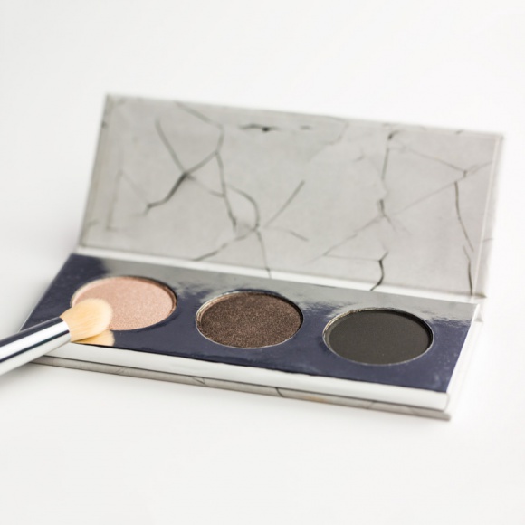 Wegańska paleta cieni na każdą okazję od IUNO Cosmetics LIFESTYLE, Uroda - Każda kobieta, która chce żyć w zgodzie z naturą, w swojej kosmetyczce powinna posiadać idealnie dopasowaną paletę cieni bez silikonów i SLS, by skóra wyglądała zdrowo i promiennie.