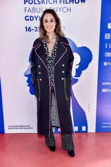 Berenice Marlohe w butach Kazar LIFESTYLE, Moda - Berenice Marlohe, do niedawna znana głównie jako dziewczyna Bonda z filmu „Skyfall” pojawiła się w Gdyni, by promować polsko-hollywoodzką produkcję „Dolina Bogów”.