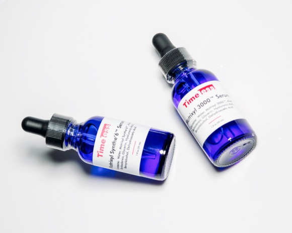 Matrixyl – rewolucyjny składnik w kuracjach anti-aging LIFESTYLE, Uroda - Matrixyl to peptyd, który ma szerokie zastosowanie w kosmetykach przeciwzmarszczkowych i pielęgnacyjnych. Substancja ta nie tylko niweluje oznaki starzenia, przywraca jędrność owalu twarzy czy odmładza dłonie, ale również przynosi efekty w pozbywaniu się rozstępów.