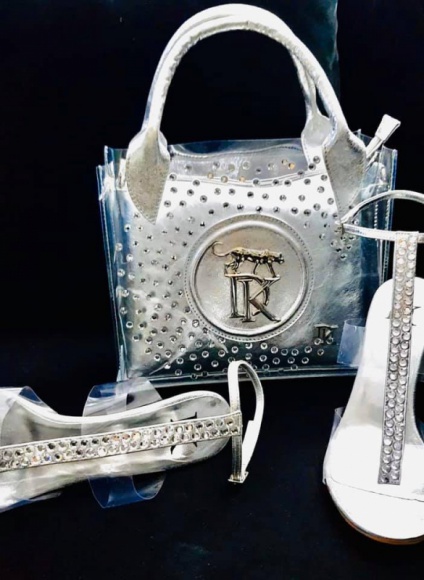 Zabłyśnij podczas tegorocznego Sylwestra i Karnawału! Dodatki które sprawią, ż LIFESTYLE, Moda - Zabawa sylwestrowa zbliża się wielkimi krokami! W ten wyjątkowy wieczór warto wybrać niecodzienną stylizację. Jej doskonałym dopełnieniem będą niebanalne, zwracające uwagę dodatki – np. torebka i buty ozdobione błyszczącymi kryształkami bądź piórami!