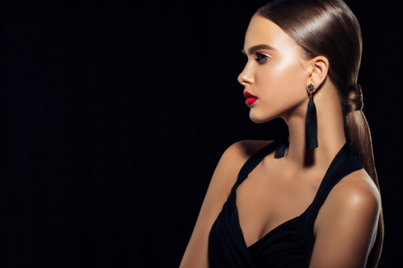 Niechirurgiczny lifting i redukcja tkanki tłuszczowej z efektem wow! LIFESTYLE, Uroda - Czy sen z powiek spędzają Ci worki pod oczami, drugi podbródek czy opadnięty owal twarzy? W wybranych klinikach i gabinetach medycyny estetycznej w Polsce pojawiła się innowacyjna technika laserowa, dzięki której przywrócisz skórze młodzieńczy wygląd nawet w kilkadziesiąt minut.