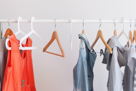 Dlaczego recykling ubrań to największy trend 2020, który musisz poznać? LIFESTYLE, Moda - W ciągu ostatnich 15 lat branża fashion stała się drugim co do wielkości trucicielem środowiska naturalnego. Nic więc dziwnego, że recykling odzieżowy wysuwa się na czołówkę najważniejszych trendów tego roku. O co w nim chodzi i jak wdrożyć go do swojego codziennego życia?