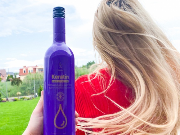 Jak zadbać o włosy latem? LIFESTYLE, Uroda - Słońce, gorąco i słona woda na wakacjach nie działają na nasze włosy dobrze. Stają się szorstkie, wyblakłe i suche. Jednak możemy temu przeciwdziałać, wprowadzając do swojej pielęgnacyjnej rutyny kilka zmian. Co zrobić, by cieszyć się piękną fryzurą latem?