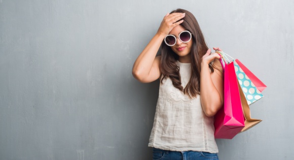 Błędy zakupowe, czyli czego nie robić szukając modowych perełek? LIFESTYLE, Moda - Zdarza ci się wrócić z zakupów, wypakować nowe ubrania z toreb i następnego dnia stwierdzić: znów nie mam się w co ubrać? Prawdopodobnie popełniasz jeden – lub więcej! – z tych zakupowych błędów. Sprawdź, jakich zachowań unikać podczas zakupów modowych!