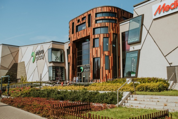 Jesień modę niesie w 200 sklepach w Zielonych Arkadach LIFESTYLE, Moda - Mówi się, że trendy zataczają koło, jednak w tym sezonie coś się zmieniło. Projektanci jak nigdy wcześniej starają się tworzyć tzw. zrównoważoną modę i bardziej niż kiedykolwiek stawiają na ekologię i ubrania, które powstają z recyklingu.