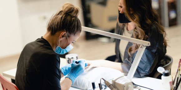 Zabiegi kosmetyczne, bez których nie wytrzymasz drugiego lockdownu LIFESTYLE, Uroda - Zabiegi na brwi i rzęsy - tego najbardziej zabraknie Polkom w przypadku ponownego zamknięcia salonów hair & beauty. To te wizyty były najczęściej umawiane w ostatnich miesiącach w salonach kosmetycznych. Ciężko będzie nam wytrzymać również bez fryzjera i… depilacji wąsika.