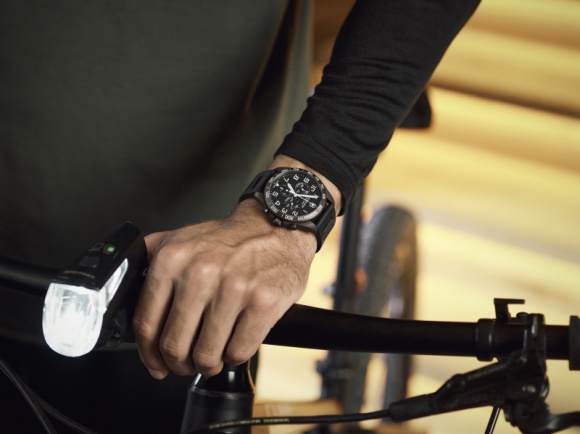 Sportowy, monochromatyczny, kultowy - Fieldforce Sport Chrono LIFESTYLE, Moda - Nowy model FieldForce Sport Chrono dostępny jest w tonacji monochromatycznej, by uczcić powrót mody do czerni, ciemnych odcieni szarości oraz bieli. Niniejszy zegarek jest symbolicznym uosobieniem siły, funkcjonalności oraz bardziej odważnego designu.